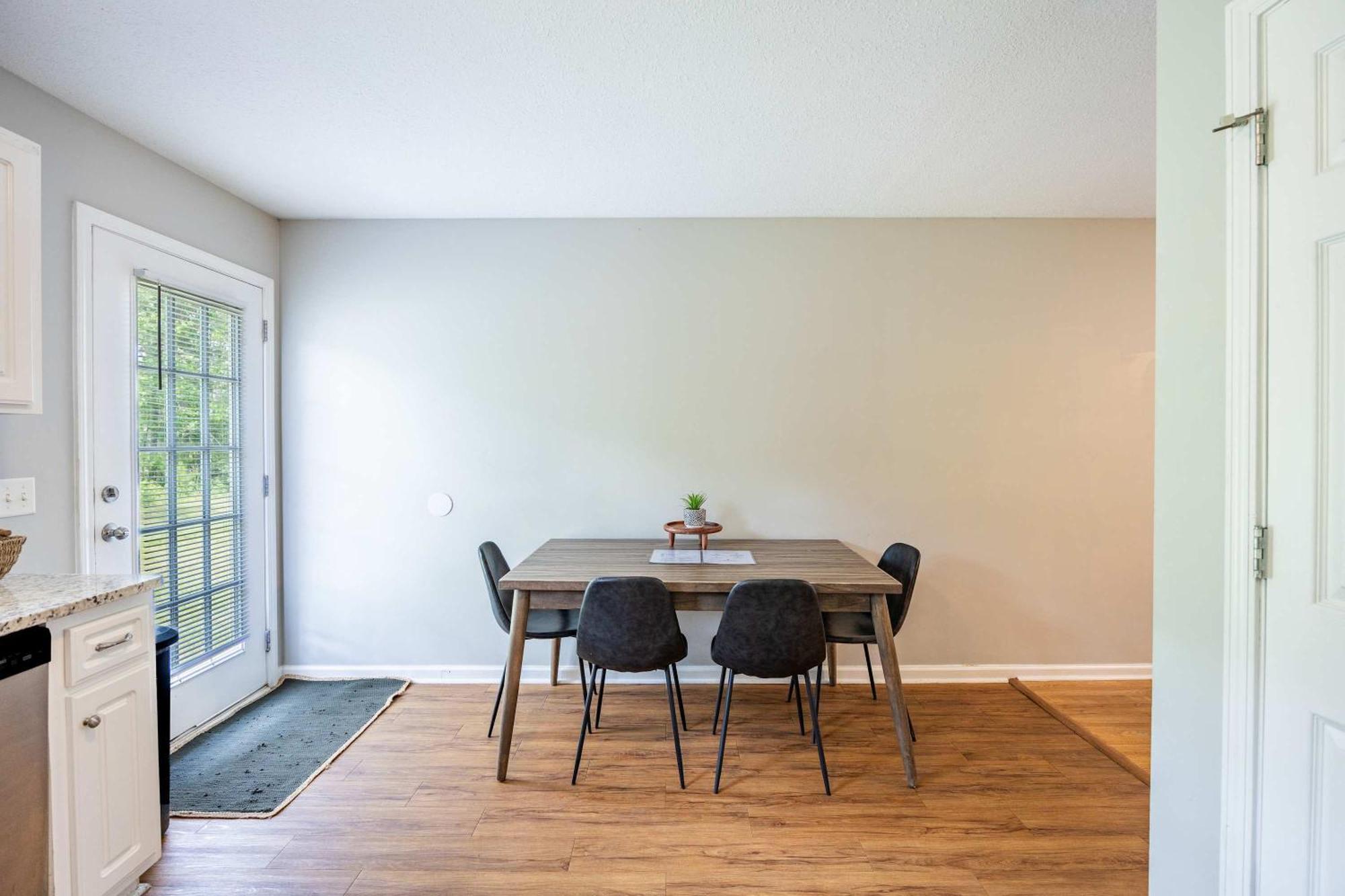 Charming Gray Home- 5 Mins From Gsu! Стейтсбъро Екстериор снимка