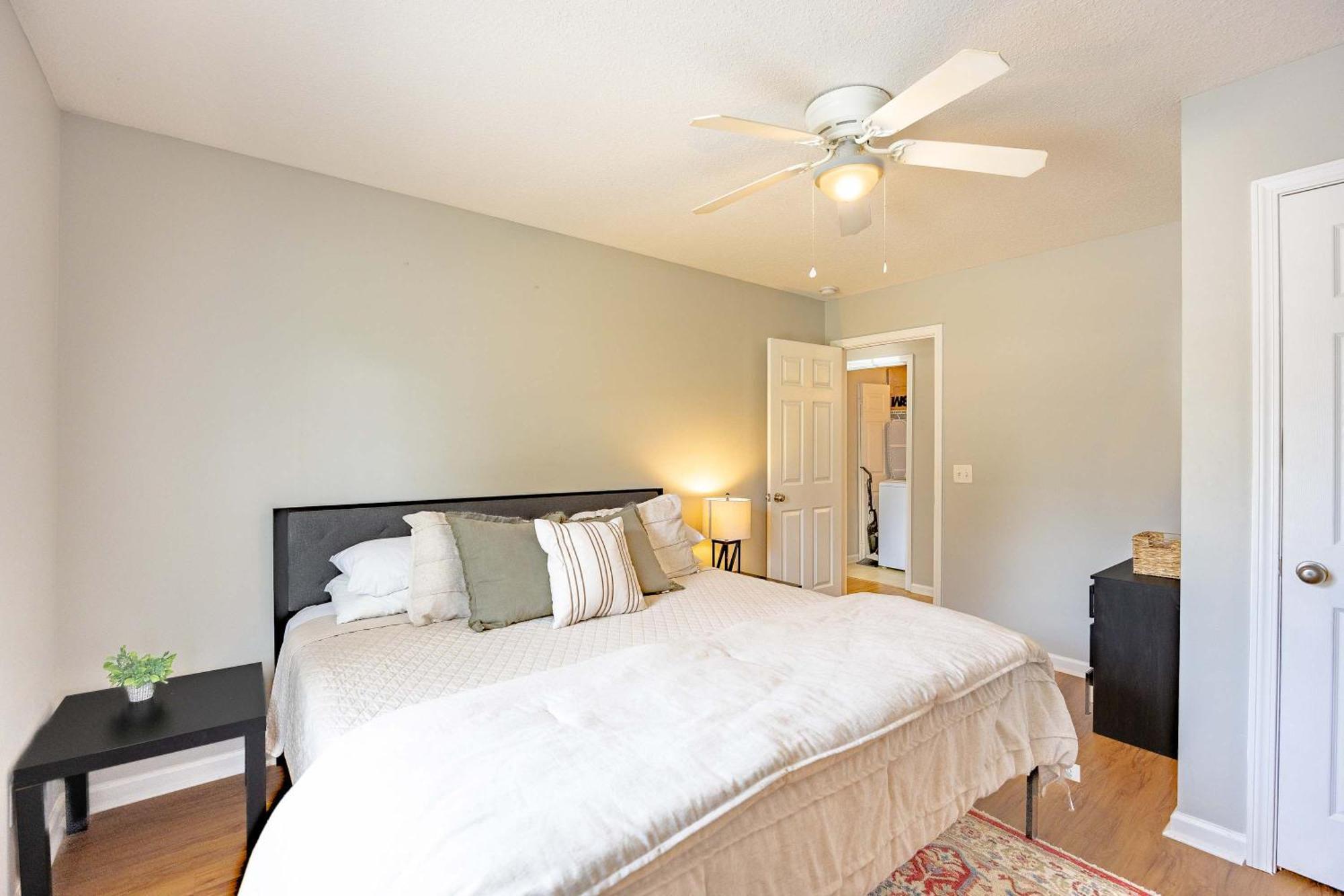 Charming Gray Home- 5 Mins From Gsu! Стейтсбъро Екстериор снимка