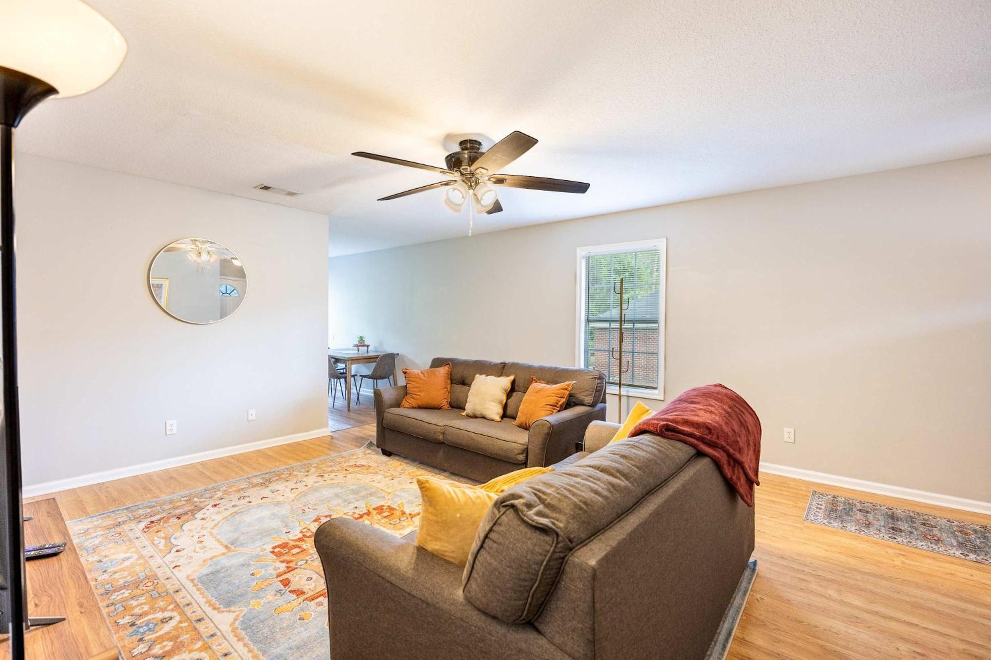Charming Gray Home- 5 Mins From Gsu! Стейтсбъро Екстериор снимка