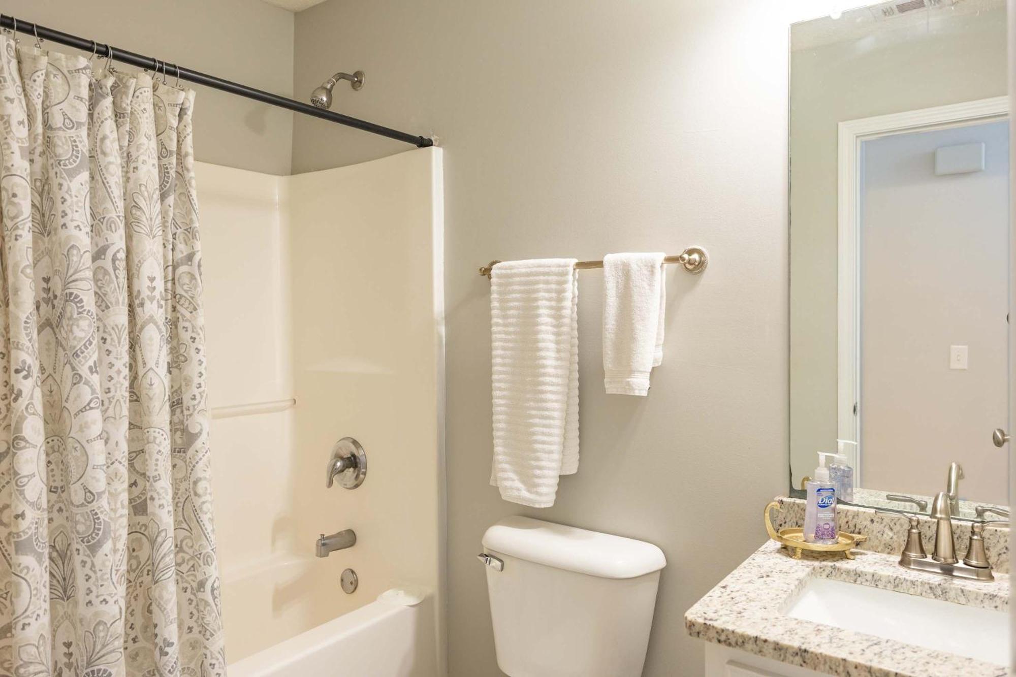 Charming Gray Home- 5 Mins From Gsu! Стейтсбъро Екстериор снимка