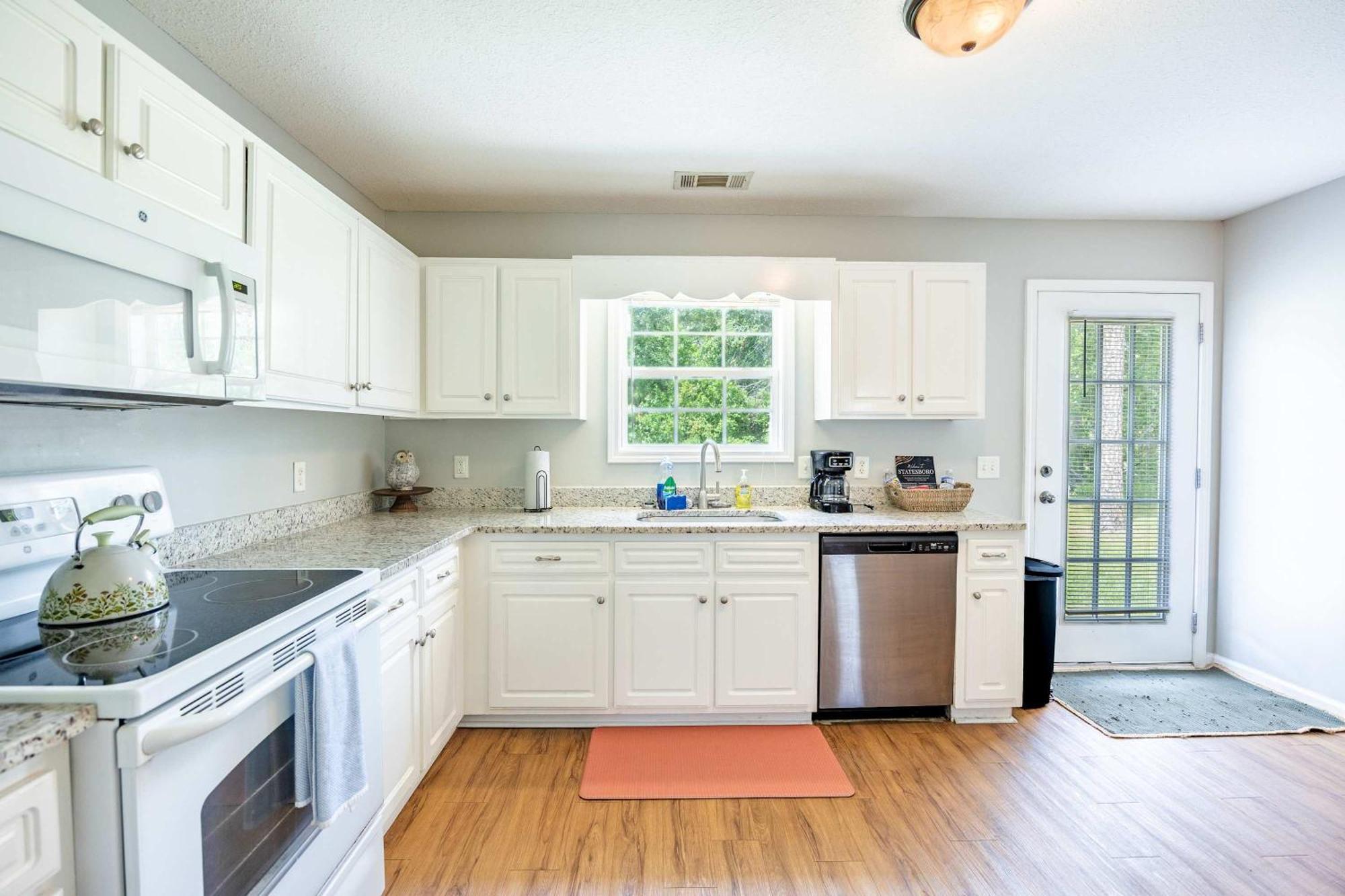 Charming Gray Home- 5 Mins From Gsu! Стейтсбъро Екстериор снимка