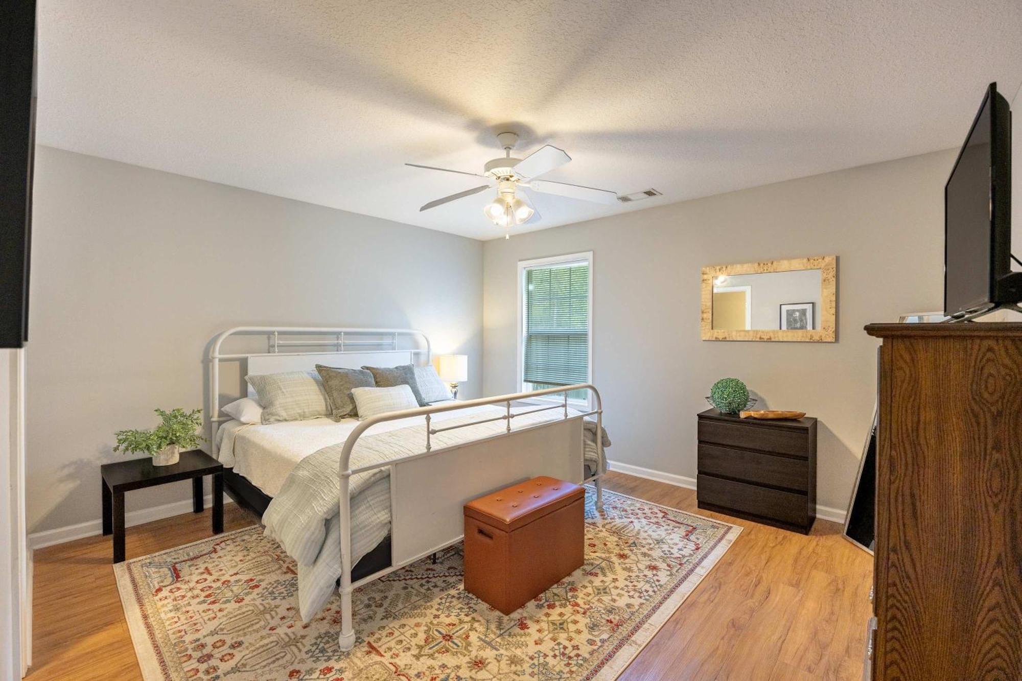 Charming Gray Home- 5 Mins From Gsu! Стейтсбъро Екстериор снимка